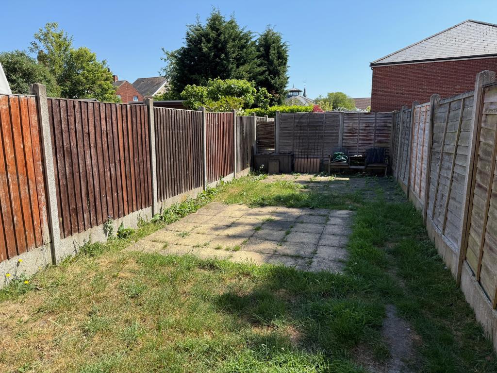 Lot: 116 - END-TERRACE HOUSE WITH PARKING - Rear garden